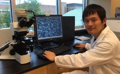 Teng Li in the lab