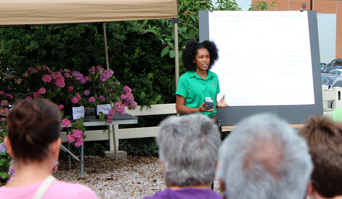 Picture of presenter at field day