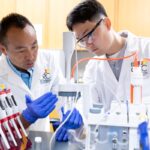 Mi Li and Jisoo Jeon working in a lab.