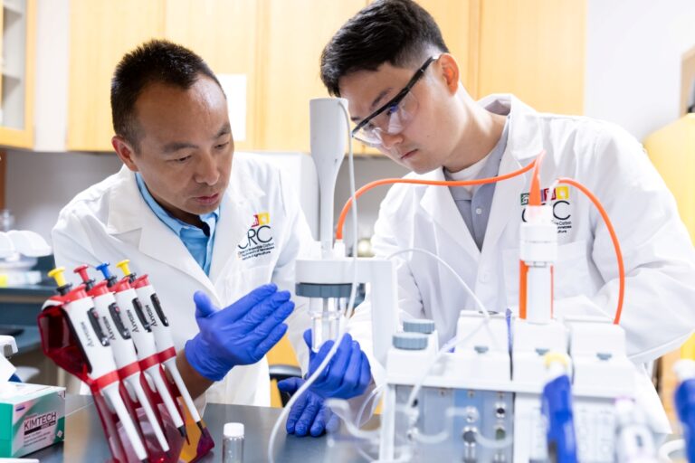 Mi Li and Jisoo Jeon working in a lab.